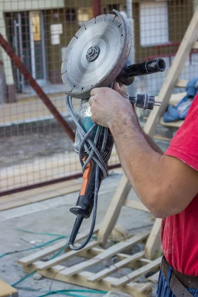 Bauarbeiter mit Winkelschleifer — Stockfoto