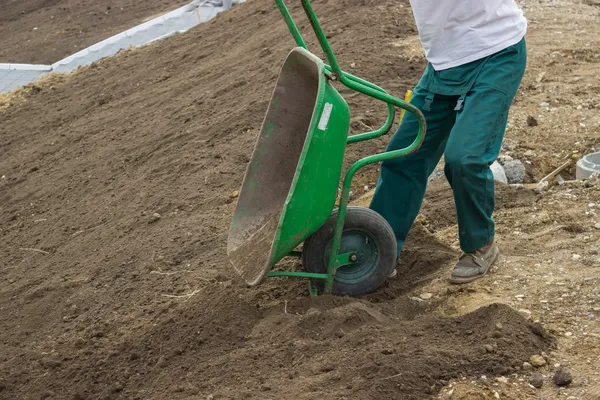 Trabajo de nivelación, preparación del suelo y del sitio para el césped 3 — Foto de Stock