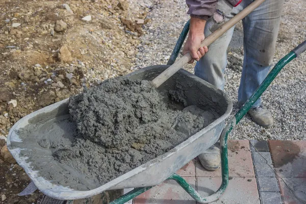 Arbeiter mit Betonmörtel in Schubkarre 4 — Stockfoto