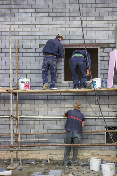 Werknemers op de steigers op bouwplaats 2 — Stockfoto