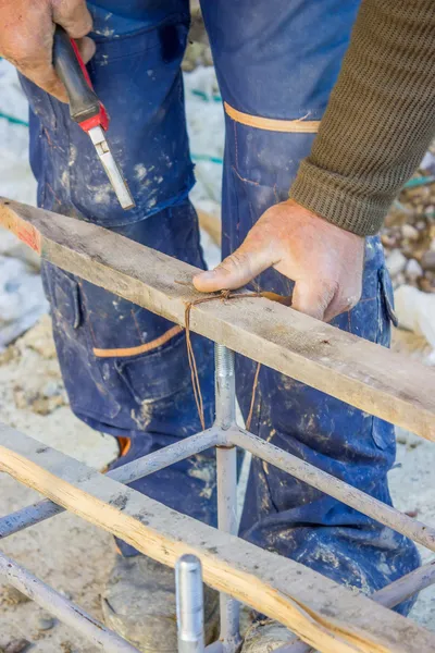 Trabajadores de la construcción haciendo encofrado 3 — Foto de Stock