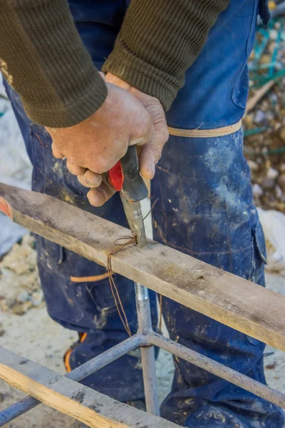 Trabajadores de la construcción haciendo encofrado — Foto de Stock