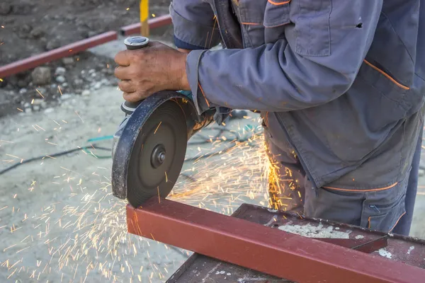 Primer plano del trabajador del metal utilizando amoladora angular para moler metalba — Foto de Stock