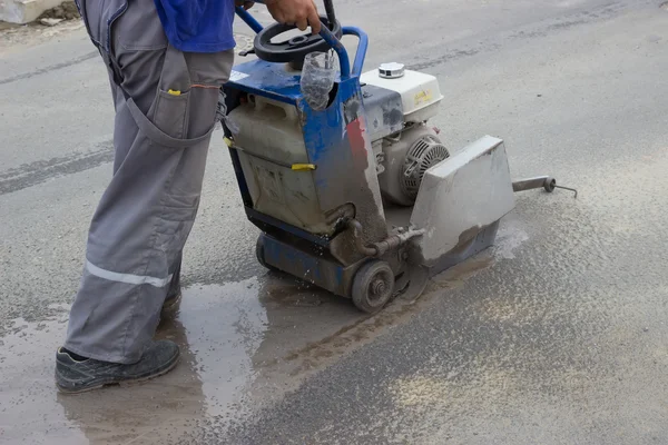 Trabajador de carretera cortando asfalto carretera 4 — Foto de Stock