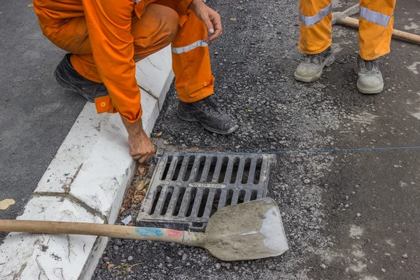 Werknemers op een wegenbouw uiteengezet van de lijnen van de string — Stockfoto