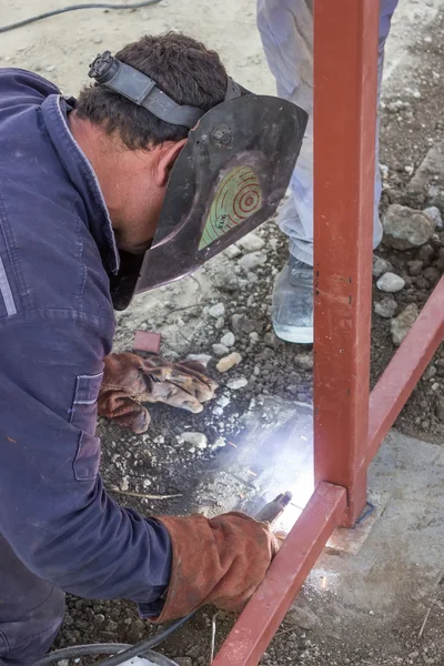 Soldador trabajando en una nueva construcción metálica — Foto de Stock