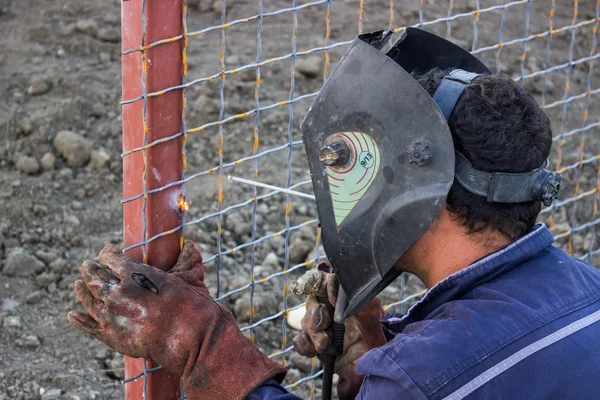 Welder working on installation a metal fence 3 — Stock Photo, Image