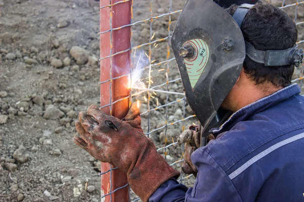 Soldador trabajando en la instalación de una valla de metal 2 — Foto de Stock