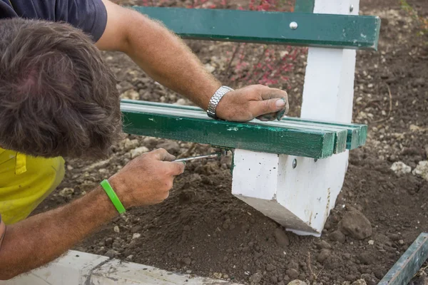 Instalarea unei bănci noi în parc 3 — Fotografie, imagine de stoc