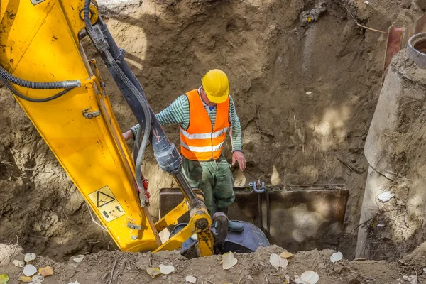 Trincheras y excavaciones, el trabajador establece escudos de protección para proteger — Foto de Stock