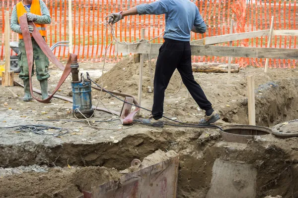 Trabajadores con bomba de agua sumergible industrial 2 — Foto de Stock