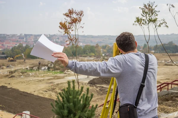 Landvermesser hinter Theodolit 3 — Stockfoto