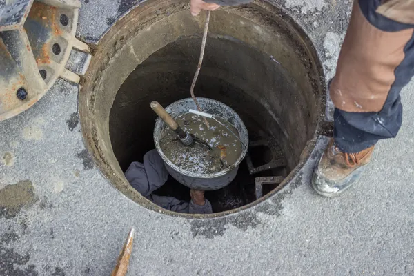 Kanalizasyon bakım, menhol 2 bakıyor — Stok fotoğraf