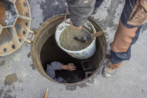 Kanalizasyon bakım, bacadan bakıyor — Stok fotoğraf