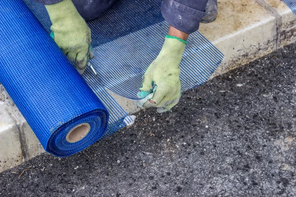 Lavoratore edile taglio griglia di plastica — Foto Stock