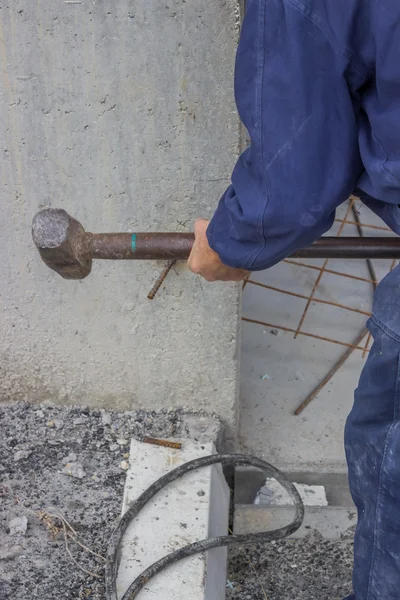Bauarbeiter arbeitet mit großem Hammer 2 — Stockfoto