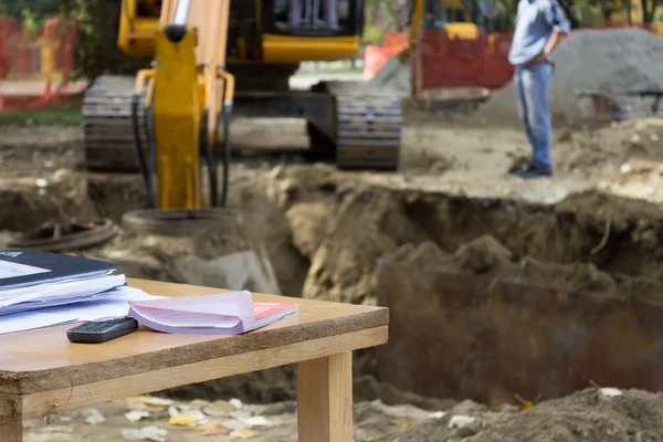 Ingenieur und sein Arbeitstisch mit Arbeitsaufträgen, Bauingenieur co — Stockfoto