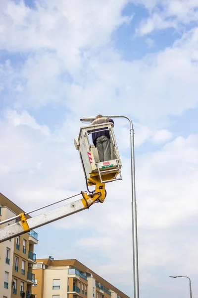Linemen perform maintenace on a utility pole — Stock Photo, Image