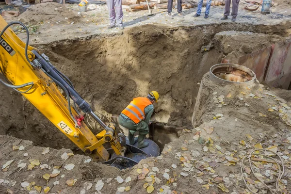 Trincheiras e escavações, trabalhador define escudos de proteção para prot — Fotografia de Stock