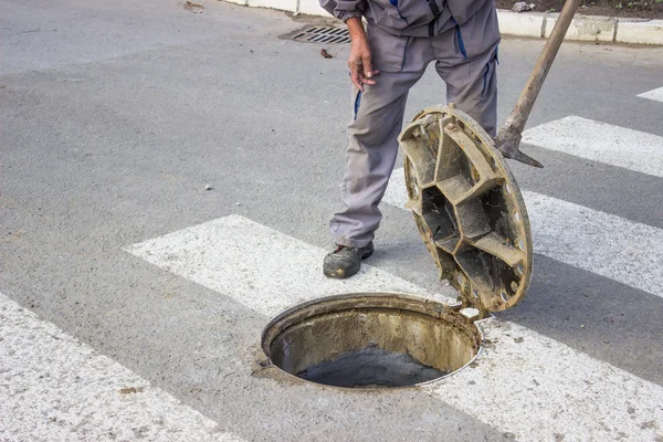 Segédprogramokat dolgozó mozog a manhole fedezésére 2 Jogdíjmentes Stock Fotók