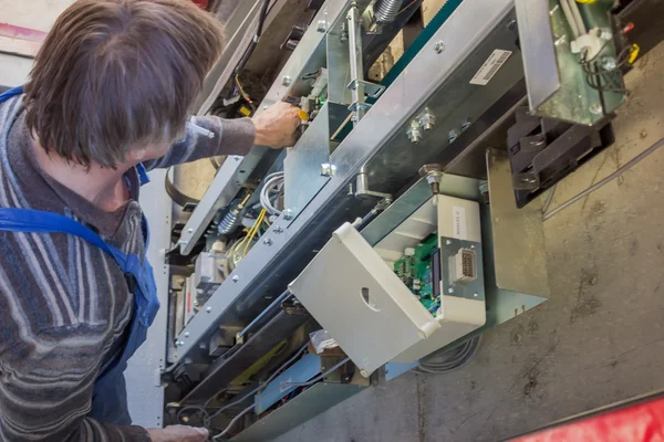 Instalador de ascensor Configuración Panel de control del elevador — Foto de Stock