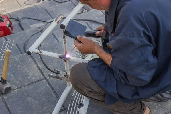 Man welding a chair 2 — Stock Photo, Image