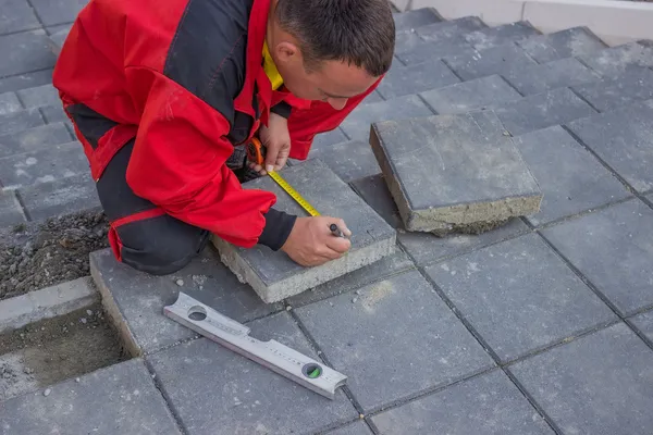 Measure and marking pavement stone before cutting 4 — Stock Photo, Image