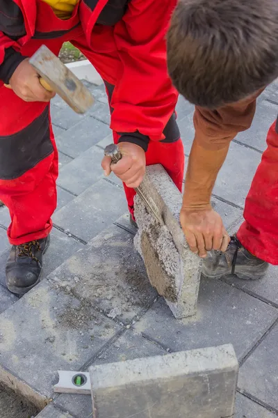 Removing mortar from paving bricks — Stock Photo, Image
