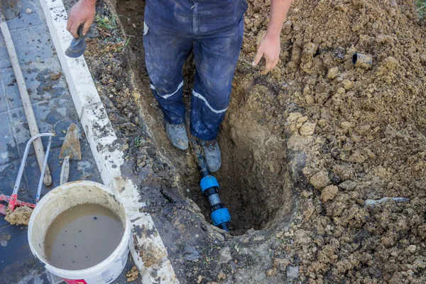 Utility worker in trench repair the broken pipe 3 — Stock Photo, Image