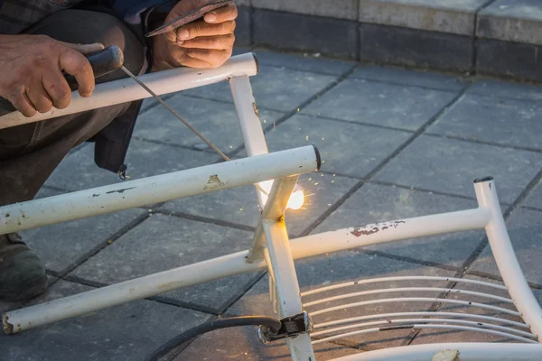 Welding a chair — Stock Photo, Image