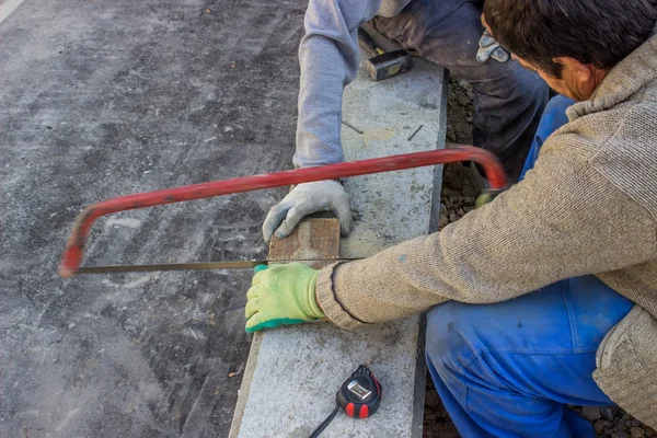 Bulder worrkers hout snijplank — Stockfoto