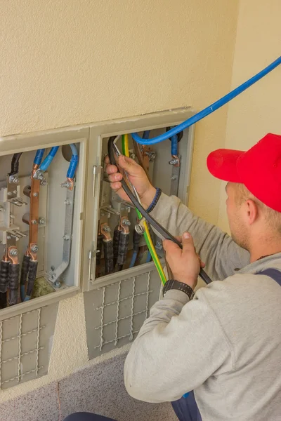 Electrician connecting copper power cables with connectors — Stock Photo, Image