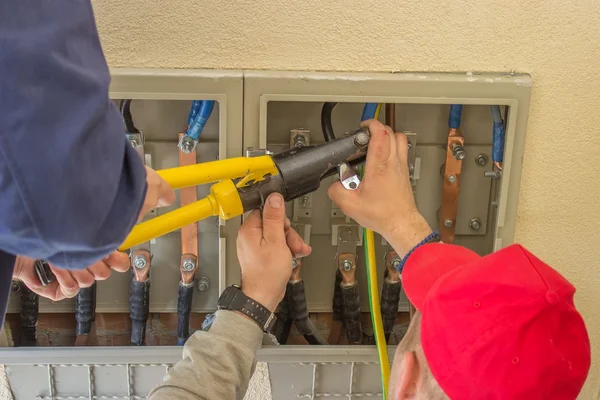 Electrician connecting electric power cables 2 — Stock Photo, Image