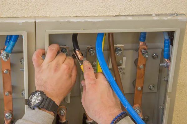 Eletricista conectando fios no armário elétrico 2 — Fotografia de Stock