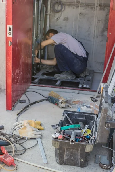 Werkzeugkasten für den Einbau von Aufzügen — Stockfoto