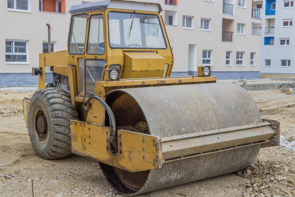 Yellow road roller in the new residential area 2 — Stock Photo, Image