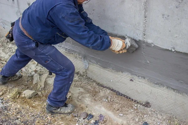 Trabajador de la construcción con cepillo aplicado hidro aislamiento 2 — Foto de Stock