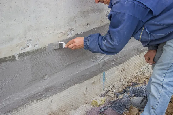 Trabajador de la construcción con cepillo aplicado hidro aislamiento 3 — Foto de Stock