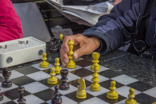 Pensioners play chess in a park 2 — Stock Photo, Image