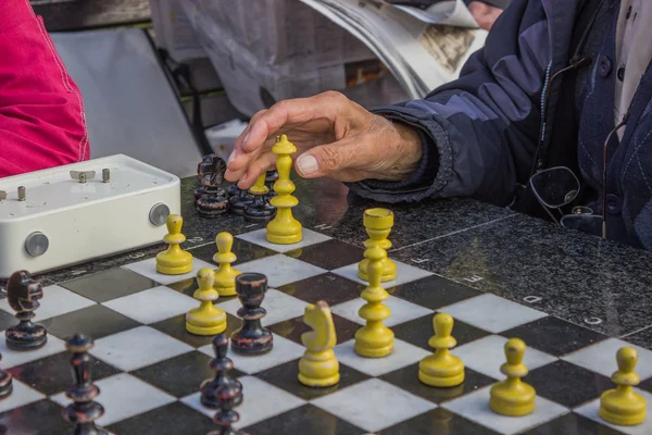 Pensioners play chess in a park 3 — Stock Photo, Image