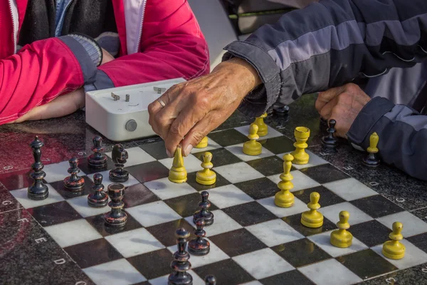 Pensioners play chess in a park — Stock Photo, Image