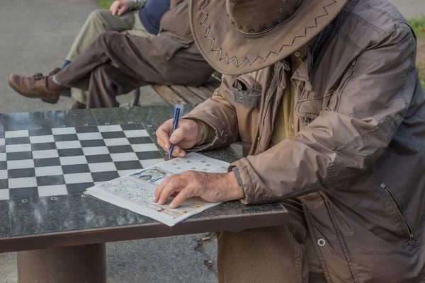 Senior senior man ontspannen in park — Stockfoto