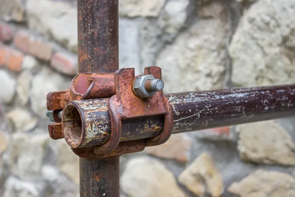 Vintage and rusty scaffolding clamp — Stock Photo, Image