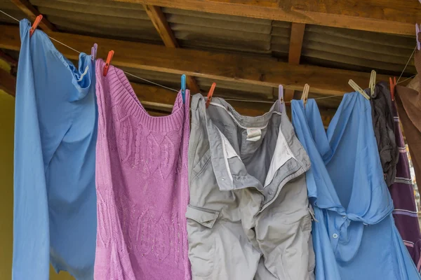 Asciugatura di vestiti su una stringa — Foto Stock