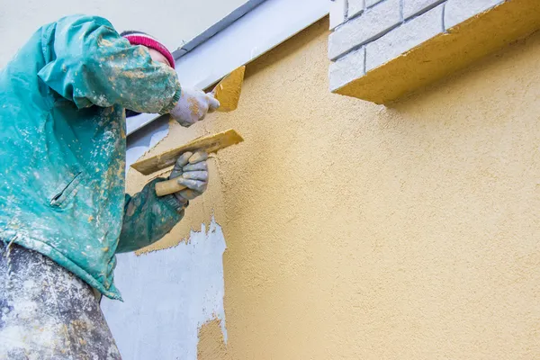 Bauarbeiter verputzt Außenwand — Stockfoto