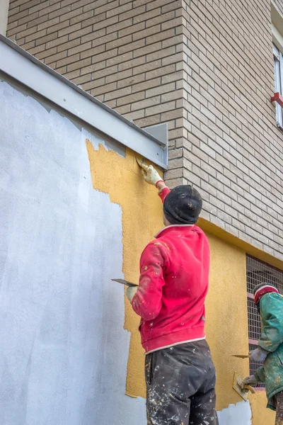 Trabajadores de la construcción yeso pared exterior 2 — Foto de Stock