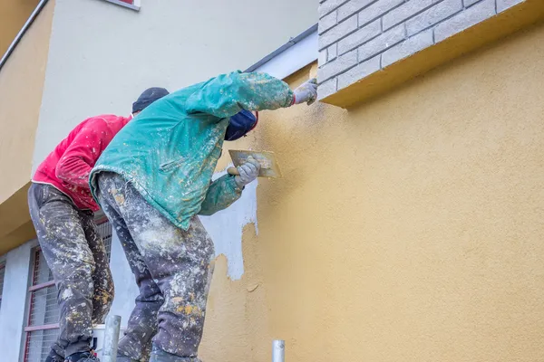 Builder workers plastering exterior wall 3 — Stock Photo, Image