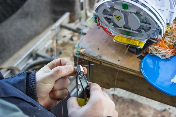 Fibre optic technician preparing the fibers — Stock Photo, Image