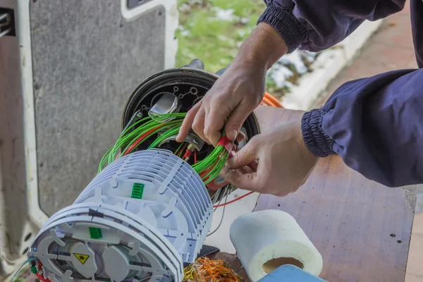 Fibre optic technicus rollen van glasvezel kabels — Stockfoto