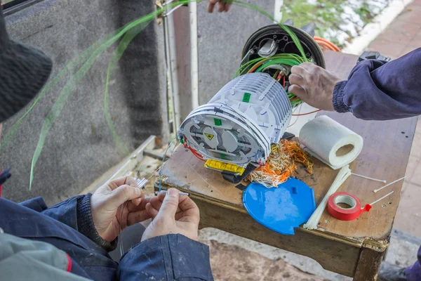 Técnicos de fibra óptica que preparan fibras para empalme —  Fotos de Stock